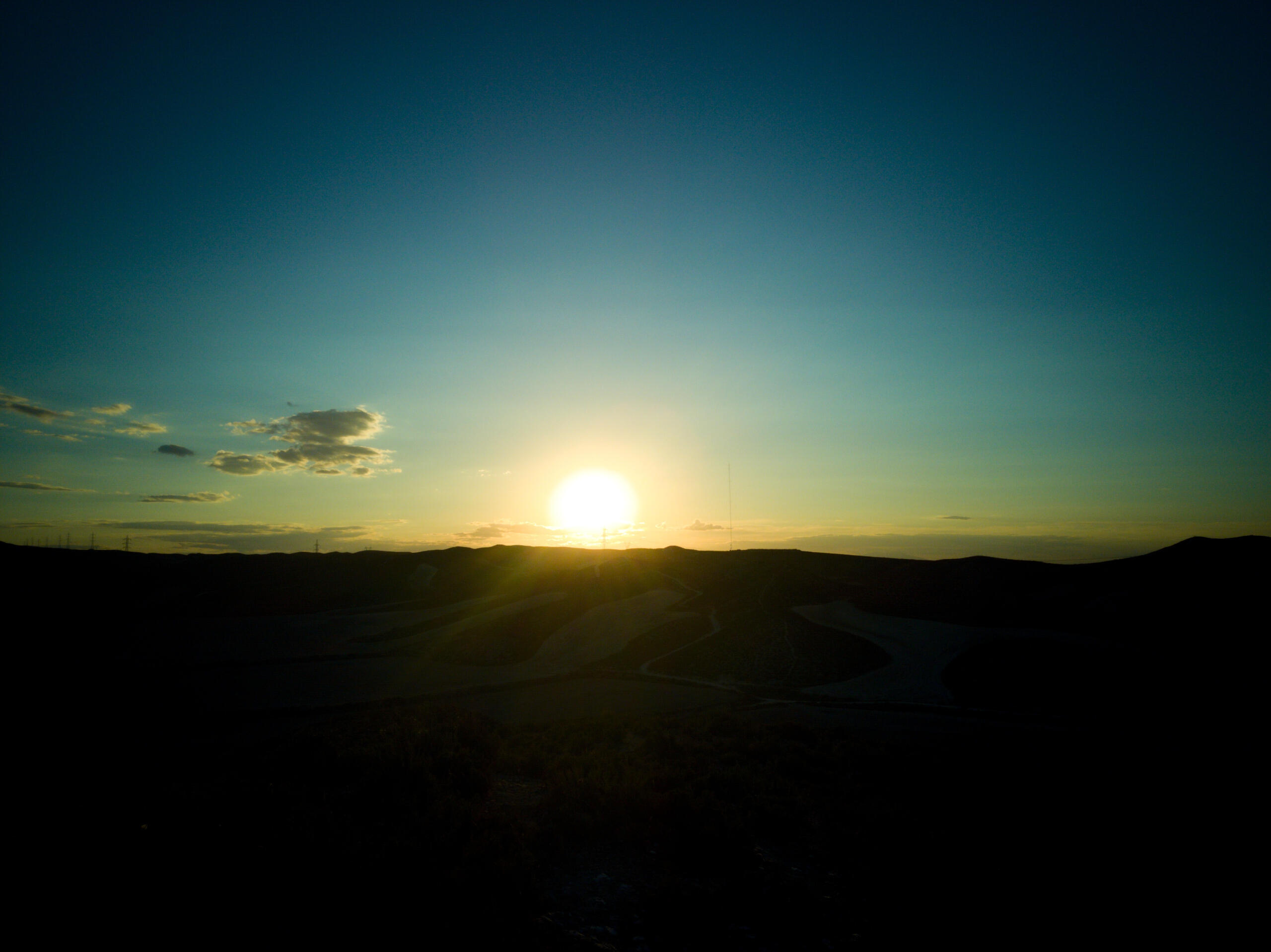 Paisaje de colinas al amanecer en Aragón, con un cielo despejado, ideal para escenas cinematográficas.