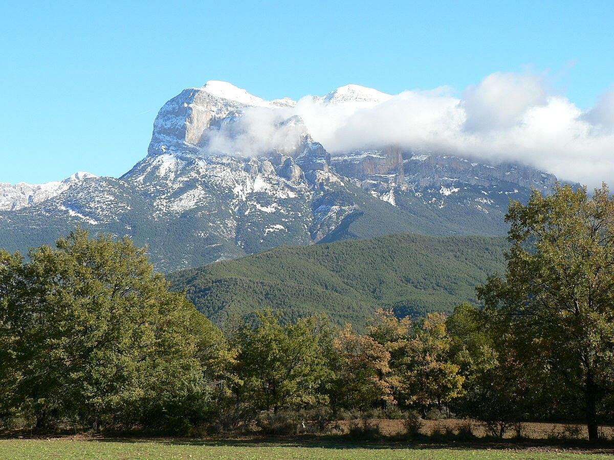 Montaña cubierta de bosque en el Pirineo aragonés, ejemplo de localización cinematográfica para rodajes épicos.