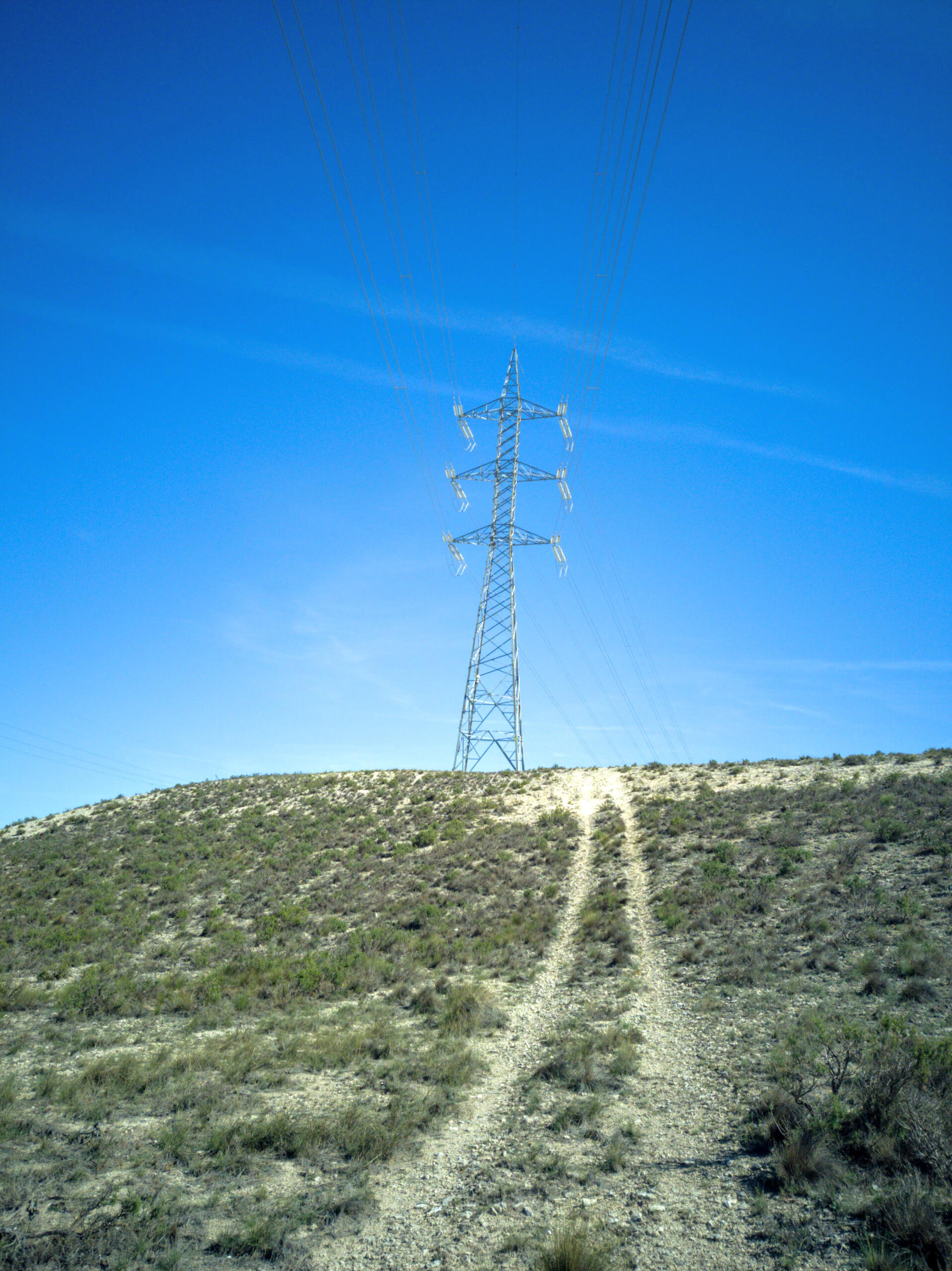 Torre eléctrica en un terreno árido de Aragón, localización para producciones con temática industrial o futurista.